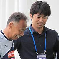画像：与那城ジョージ監督と新里裕之GM